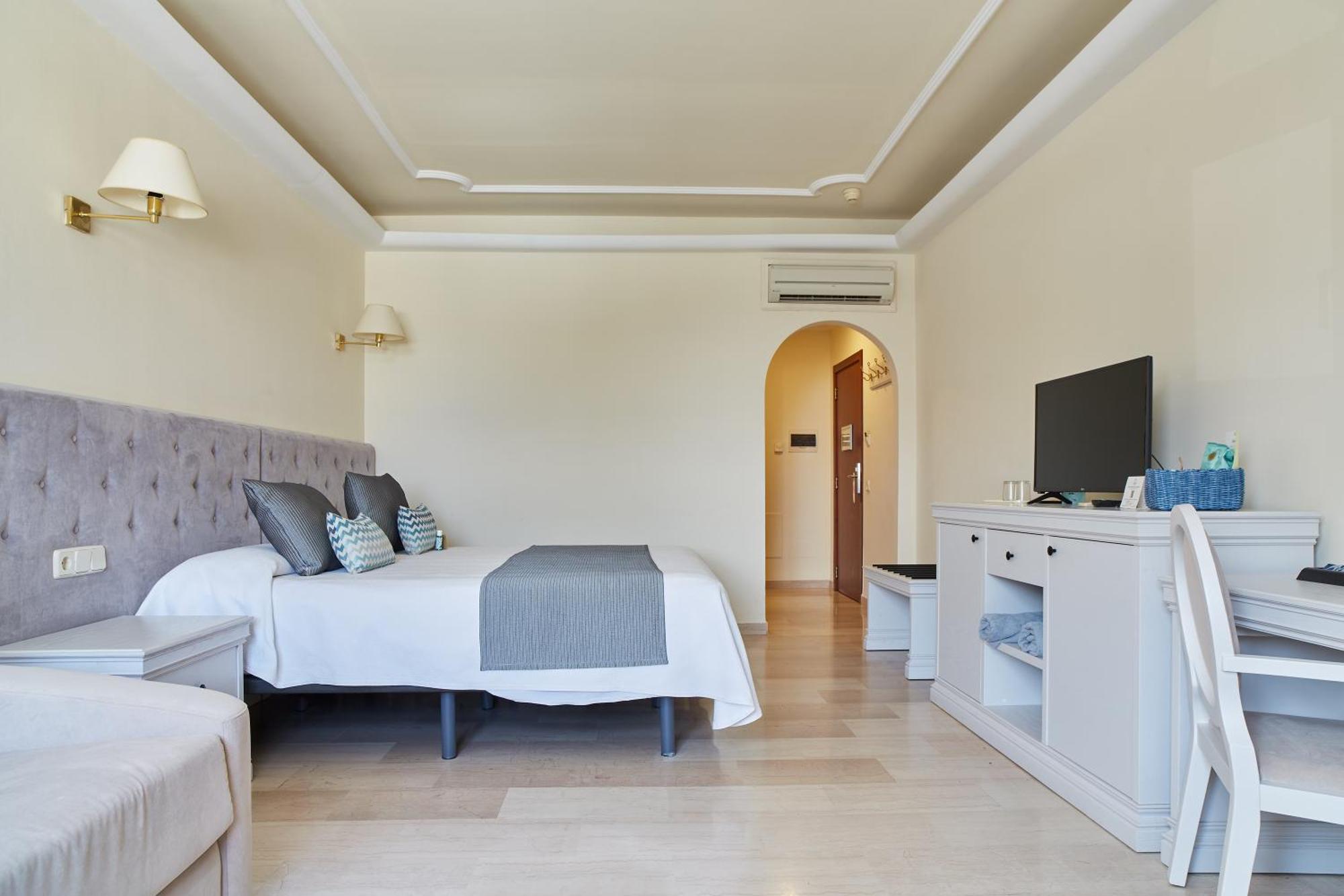 Grand Hotel Palladium Santa Eulalia del Río Esterno foto
