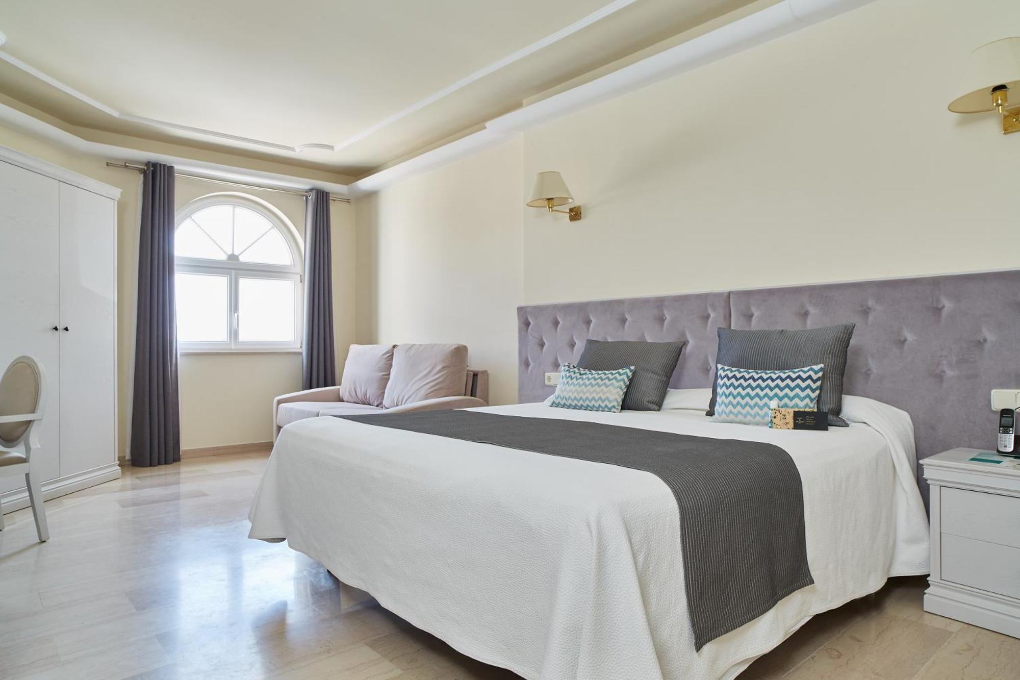 Grand Hotel Palladium Santa Eulalia del Río Esterno foto